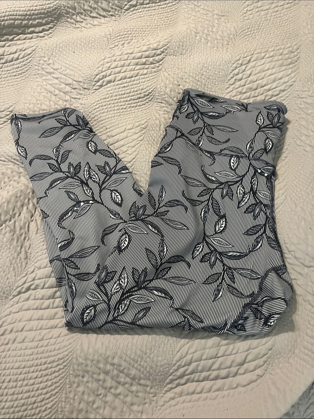 Old Navy Leaf-Print active wear tights.